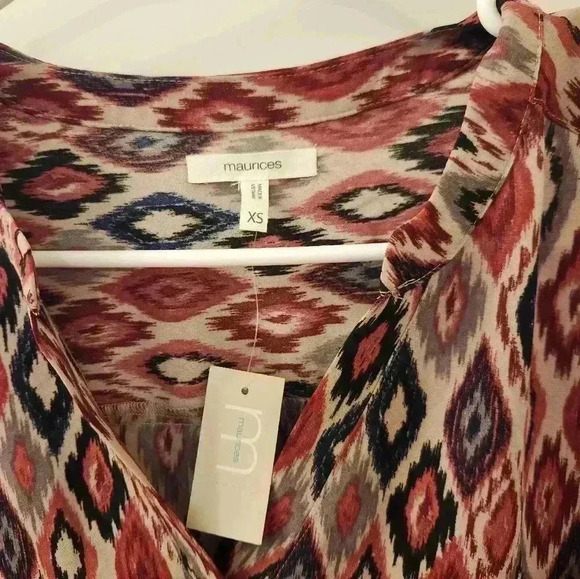 Maurices Pink Mid Sleeve Blouse NWT Size XS V Neck Geometric #I261 - Picture 2 of 5